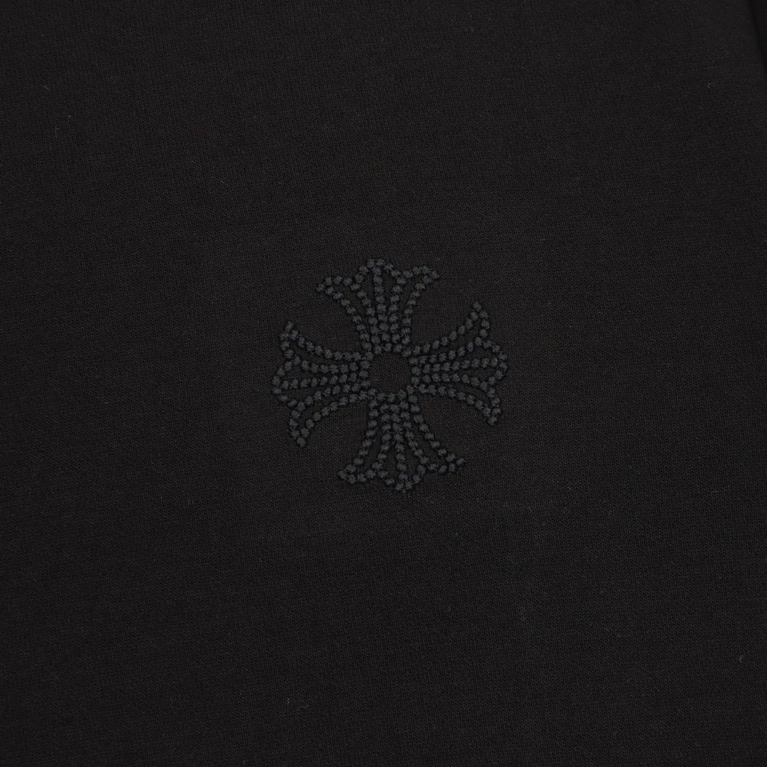 P340 ChromeHearts/Chrome Hearts 25Fw dark pattern cross horseshoe three-dimensional embroidery long-sleeved T-shirt, custom-woven and dyed, washed smooth long-staple cotton, weight 310 grams, the latest counter model, long-sleeved bottoming shirt, thick and stylish, purchased from the original mold and made with a full set of customized accessories, all details are perfectly restored. The design style still combines low-key luxury styles such as rock punk, street hip-hop, etc., which has a very distinctive feel. Three-dimensional embroidery of a cross on the chest and embroidery of Sanskrit letters on the hem. The ready-made garment has a high weight, a delicate touch, thick and soft texture, and a breathable texture. It is extremely comfortable on the upper body and is a must-have for autumn and winter. It hides fat and makes you look slimmer. It can be used by both men and women, and the upper body effect is great. Color: black, white Size: M-XXXL